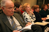 Záber do publika v Tel Avive - zľava Nathan Steiner, Vladimír Skalský, Naďa Vokušová, izraelská poetka Vera Meisels a Valika Tóthová z Kanady náhľad