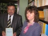 náhľad - Branislav Slivka a Jarmila Stojimirovičová s jedným z knižničných objavov